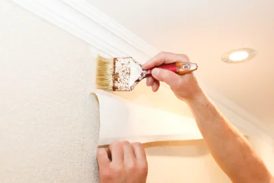Pose de papier peint à Suré — revêtements muraux et toiles de verre